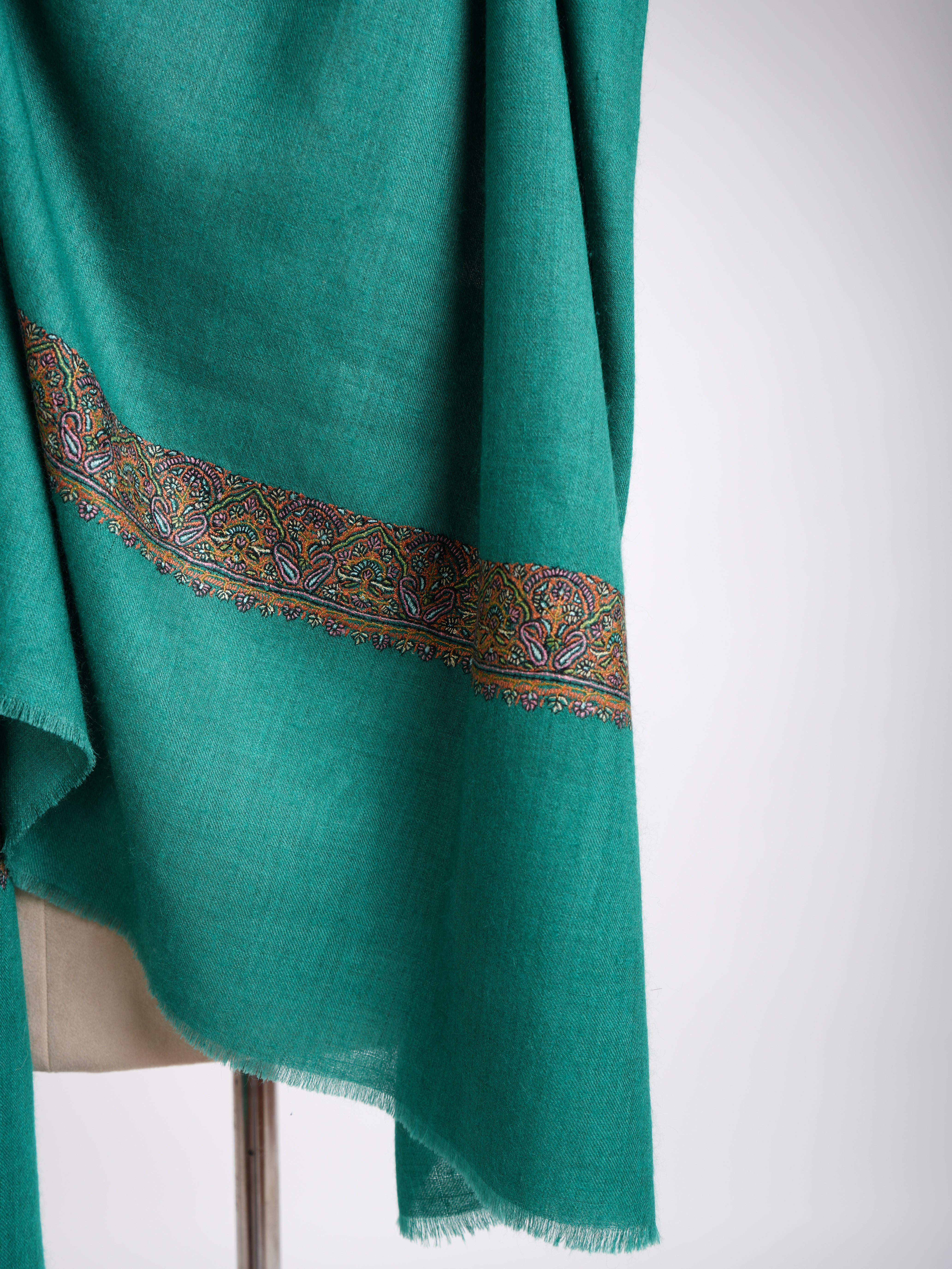 Pashmina verde scuro ricamata Sozni