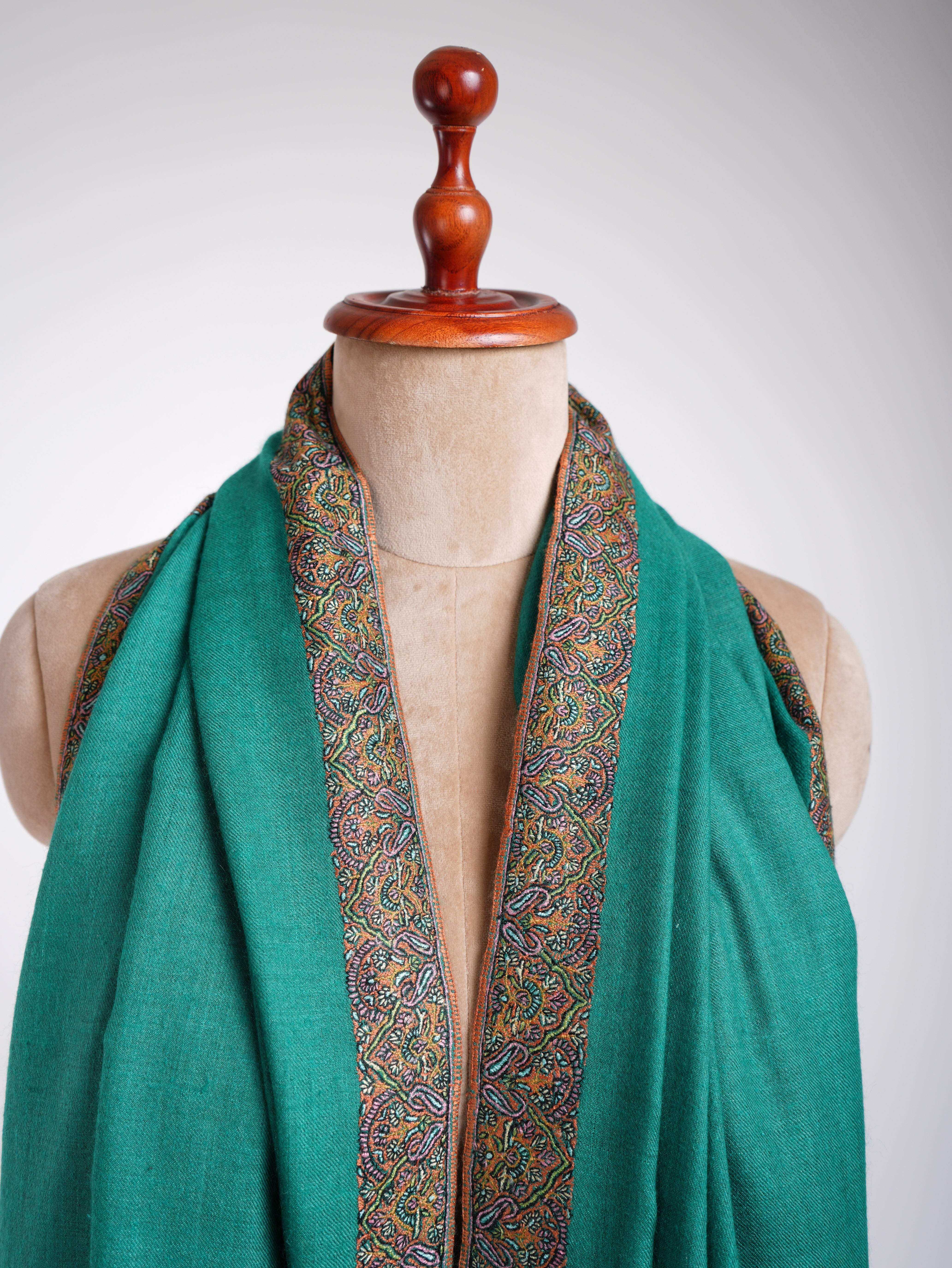 Pashmina verde scuro ricamata Sozni