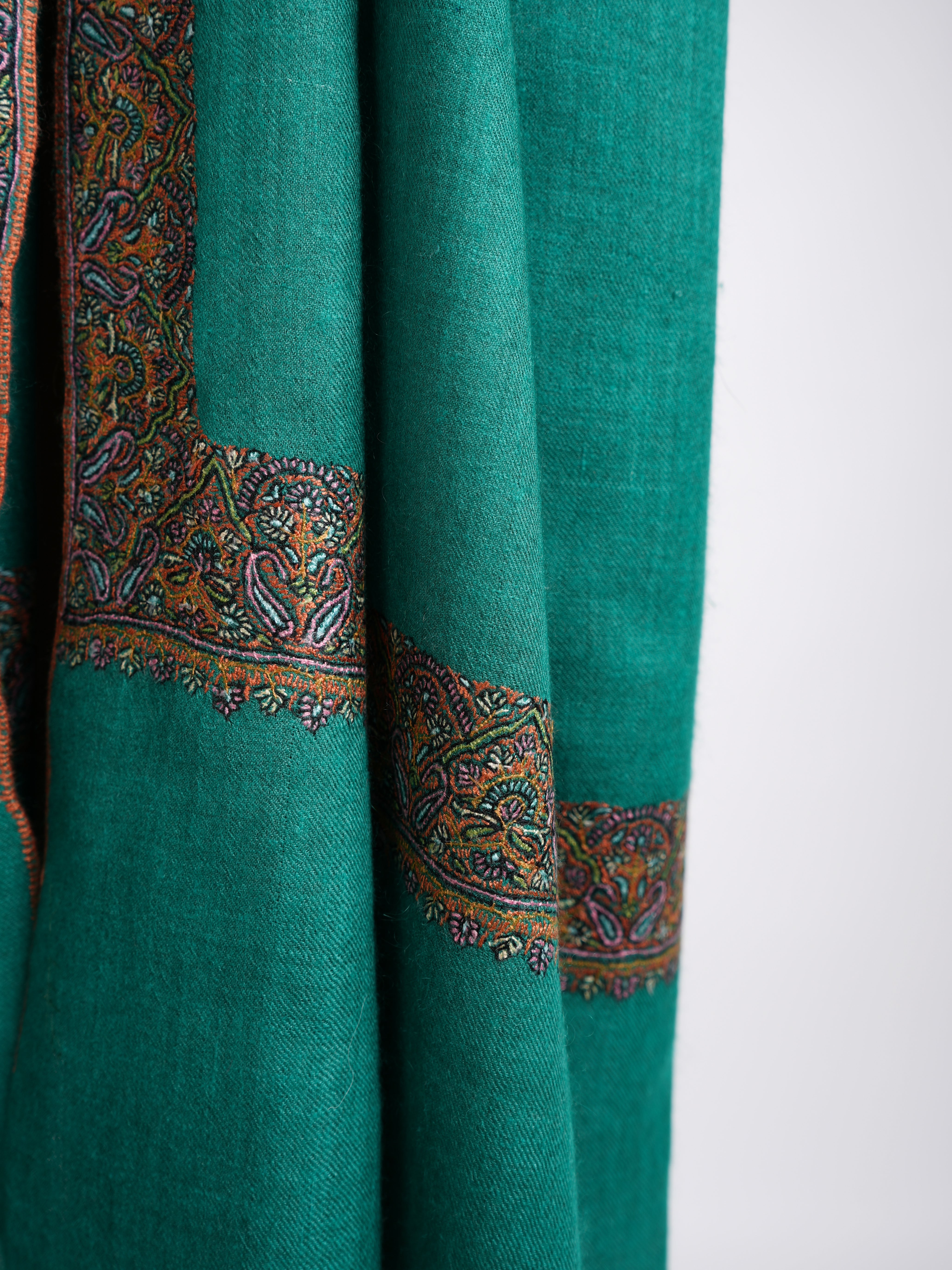 Pashmina verde scuro ricamata Sozni