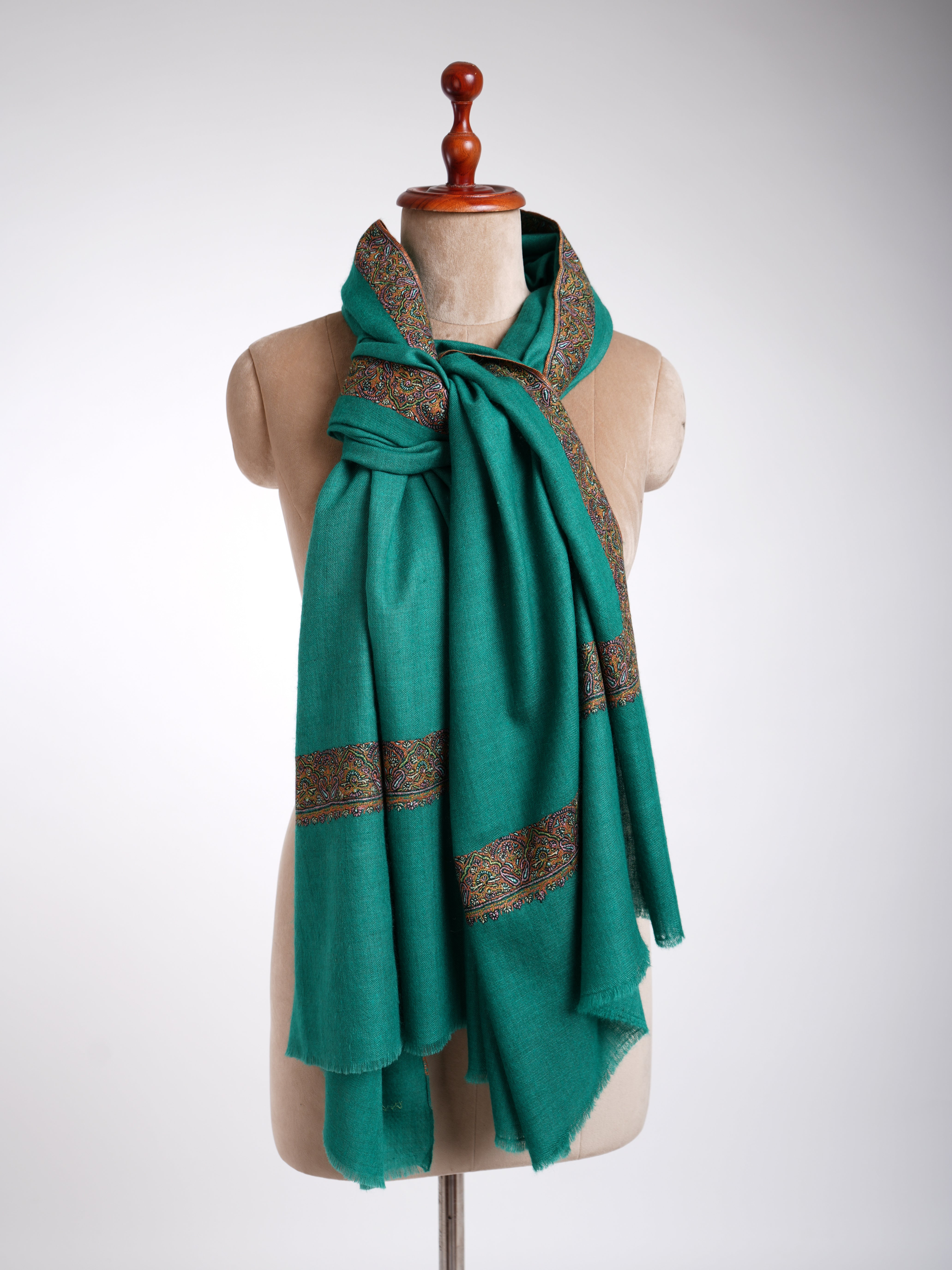 Pashmina verde scuro ricamata Sozni