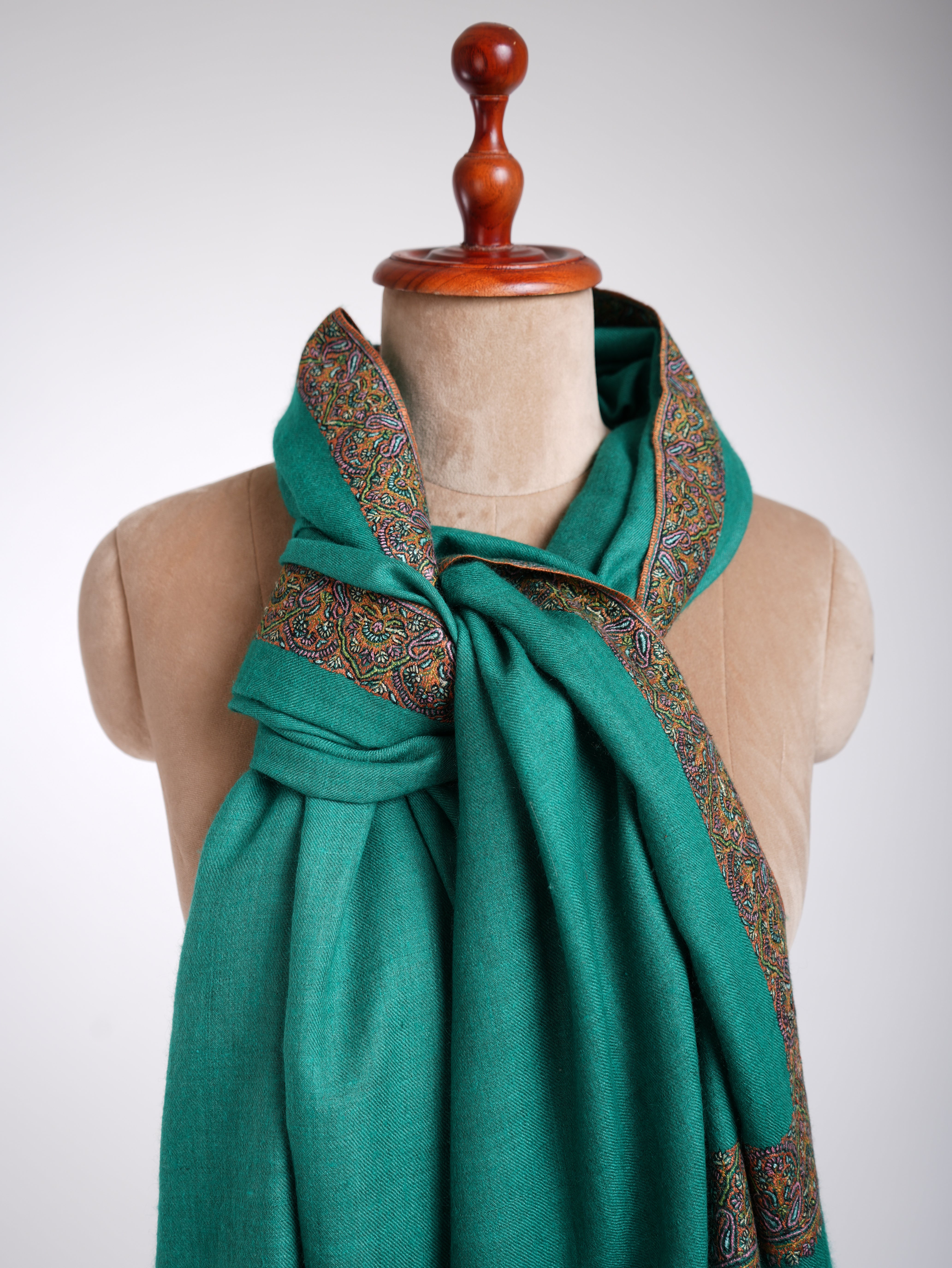 Pashmina verde scuro ricamata Sozni