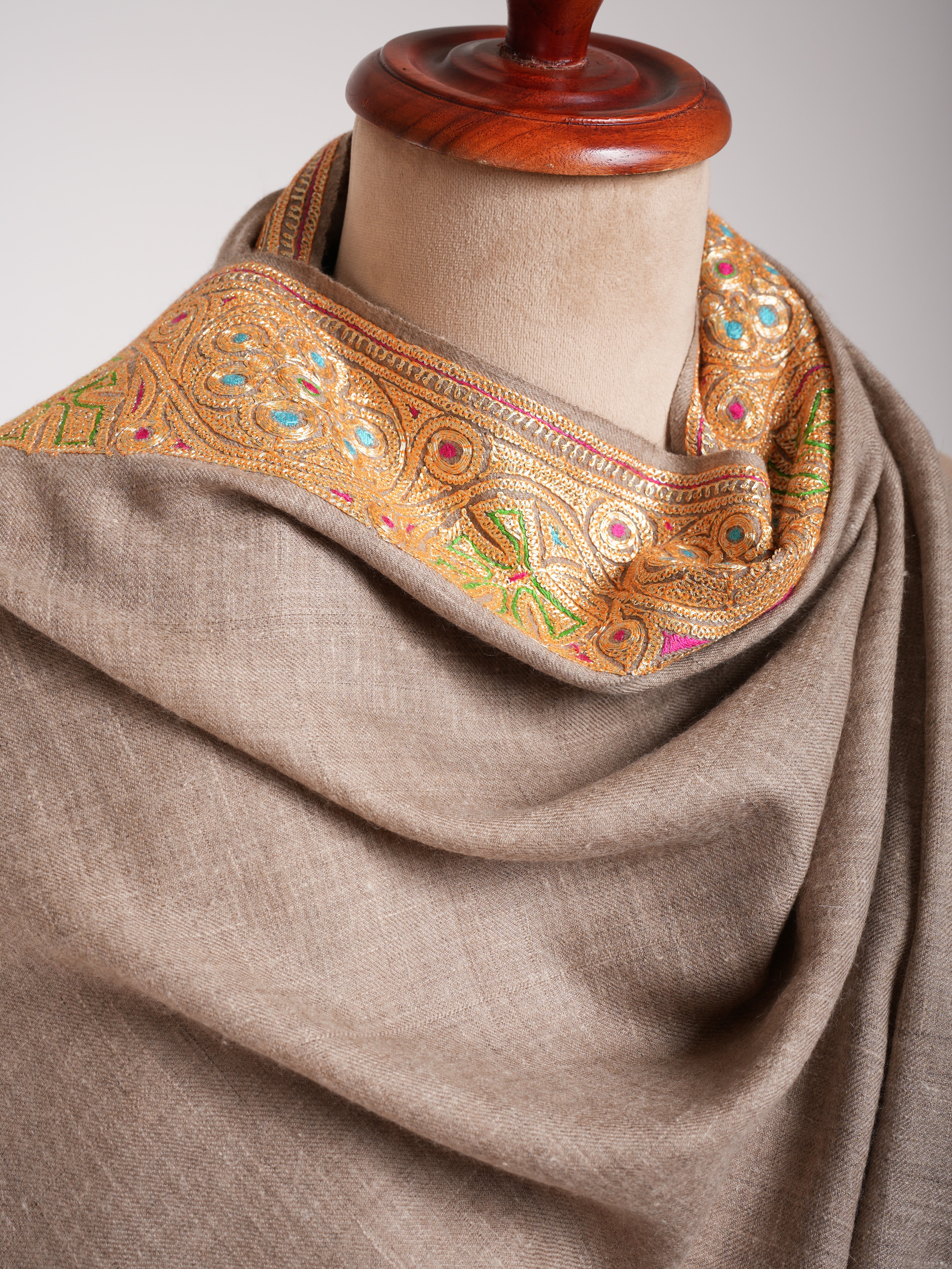 Natürlicher Beige-Gold-Tilla-bestickter Pashmina-Schal