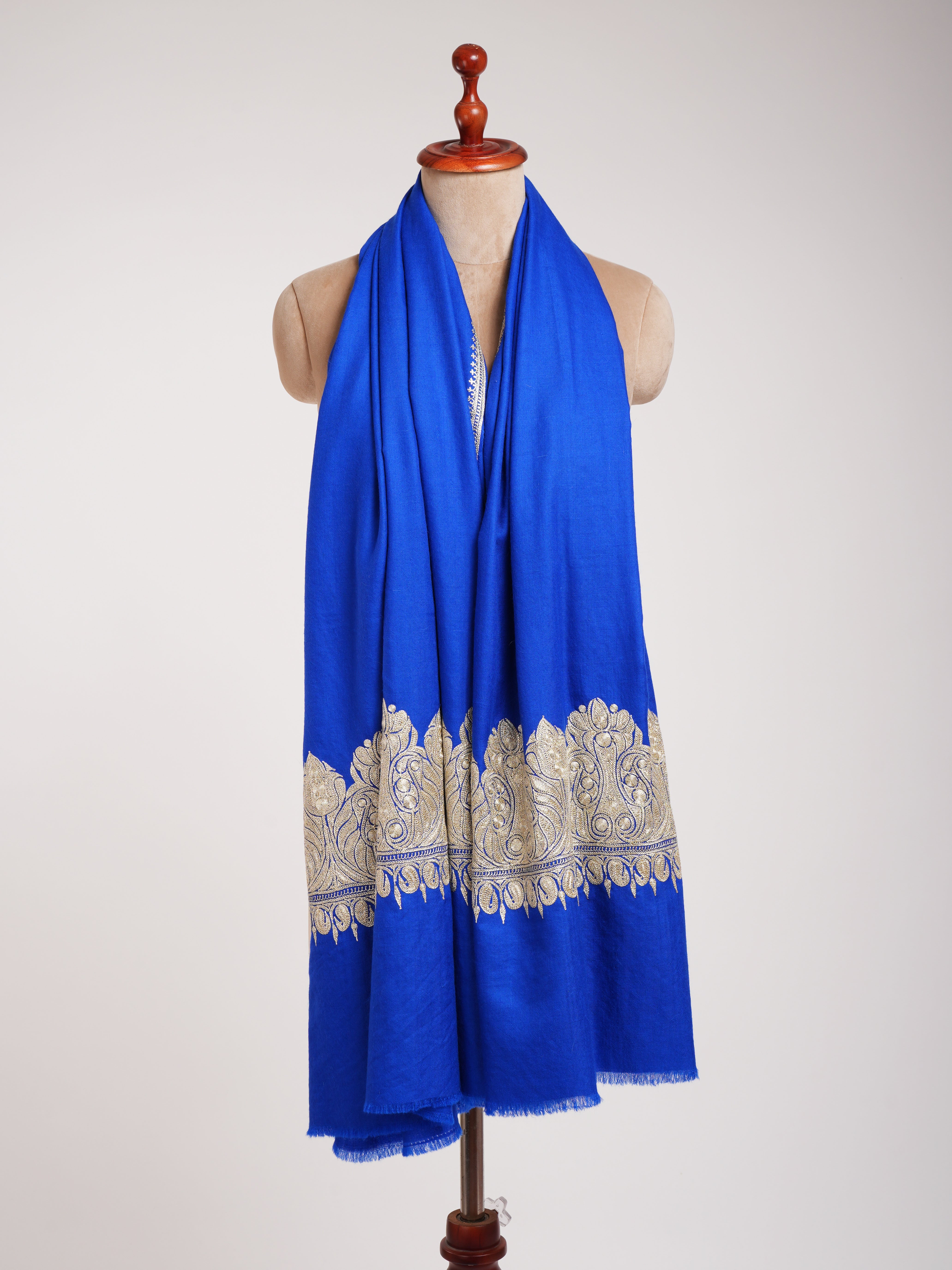 Châle Blue Pashmina avec broderie Tilla en or d'eau.