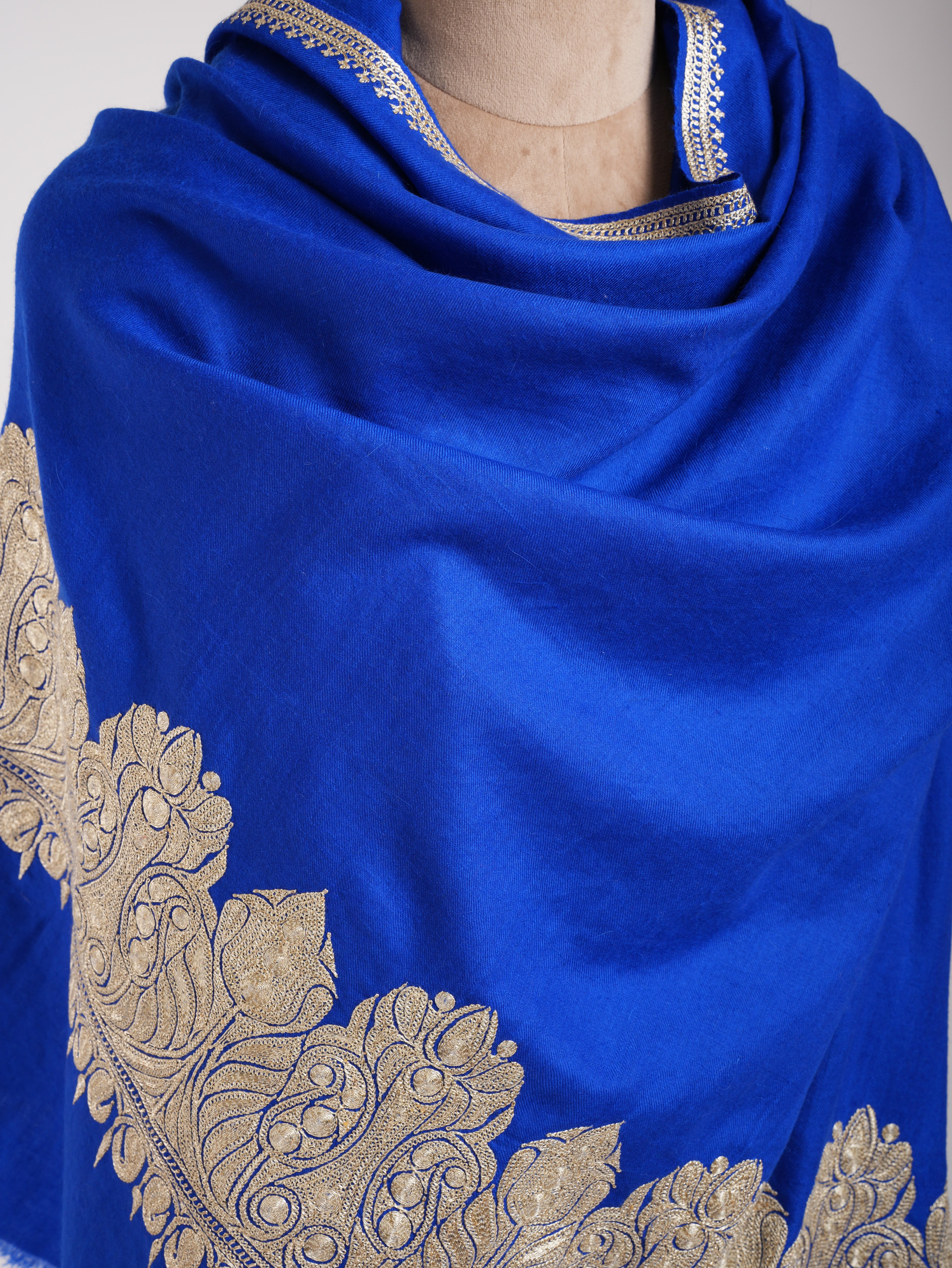 Châle Blue Pashmina avec broderie Tilla en or d'eau.