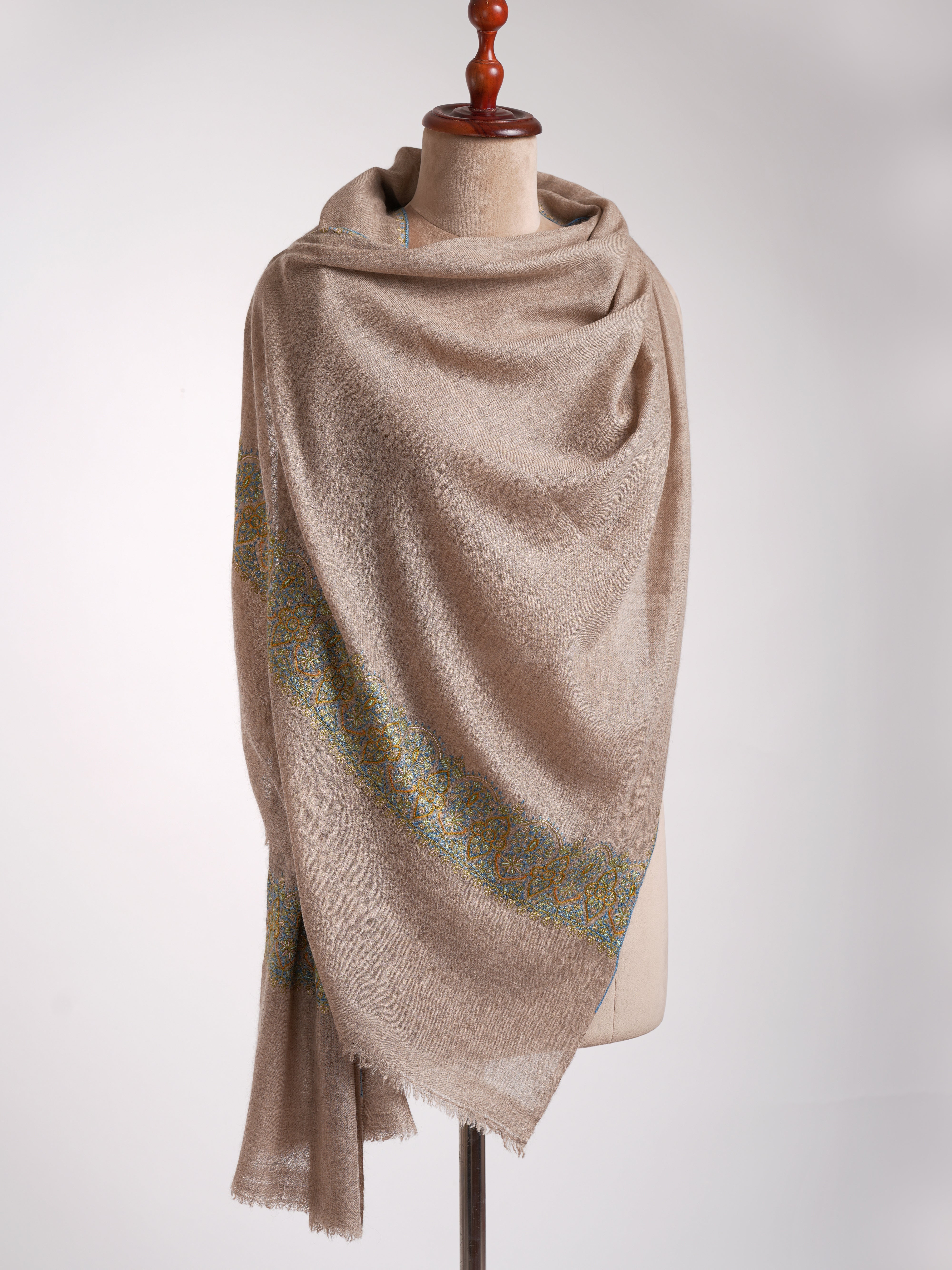 Stola del Kashmir ricamata in cashmere grigio naturale