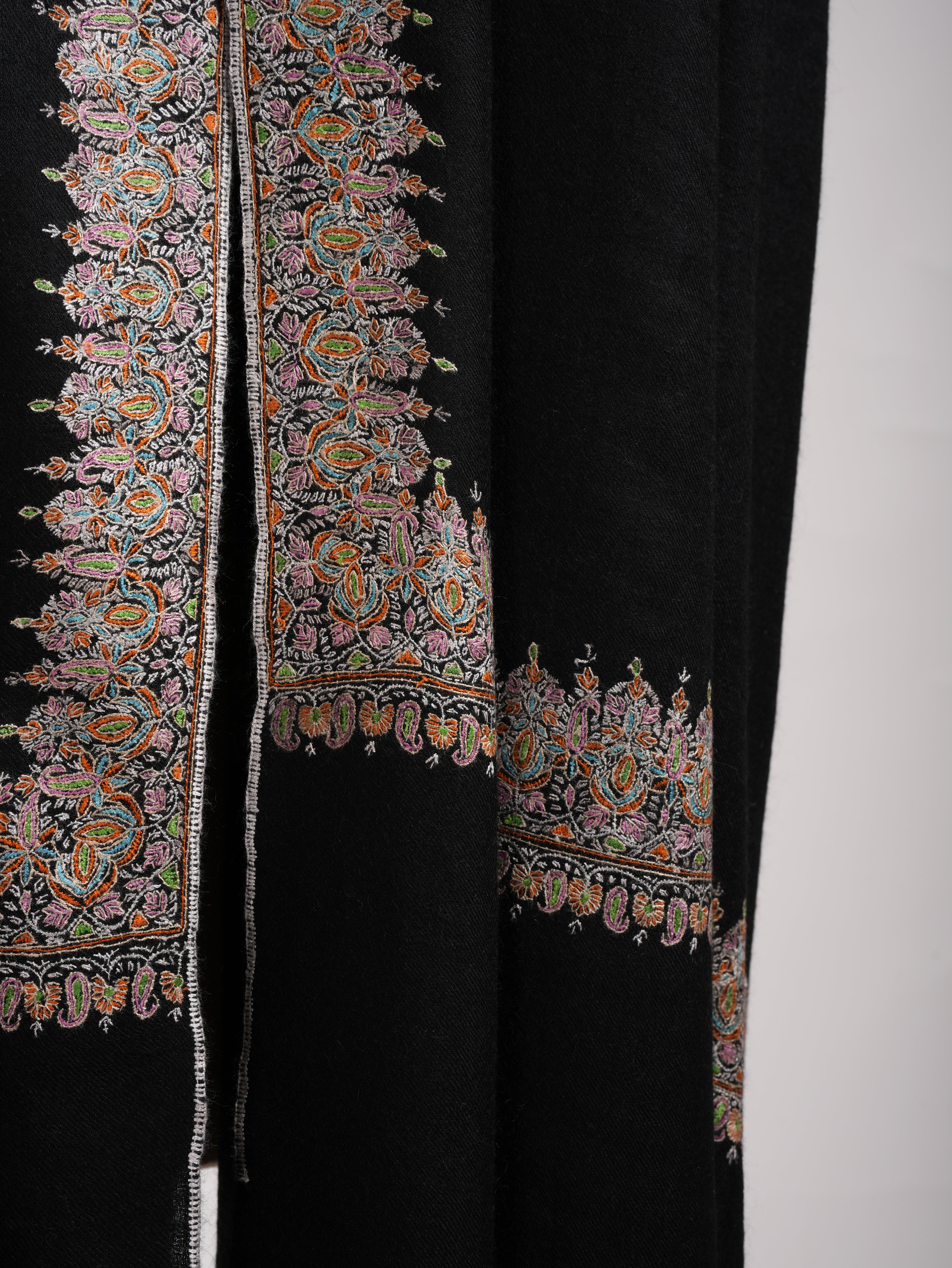 Sozni ricamato da Neemdaur Black Pashmina Shawl