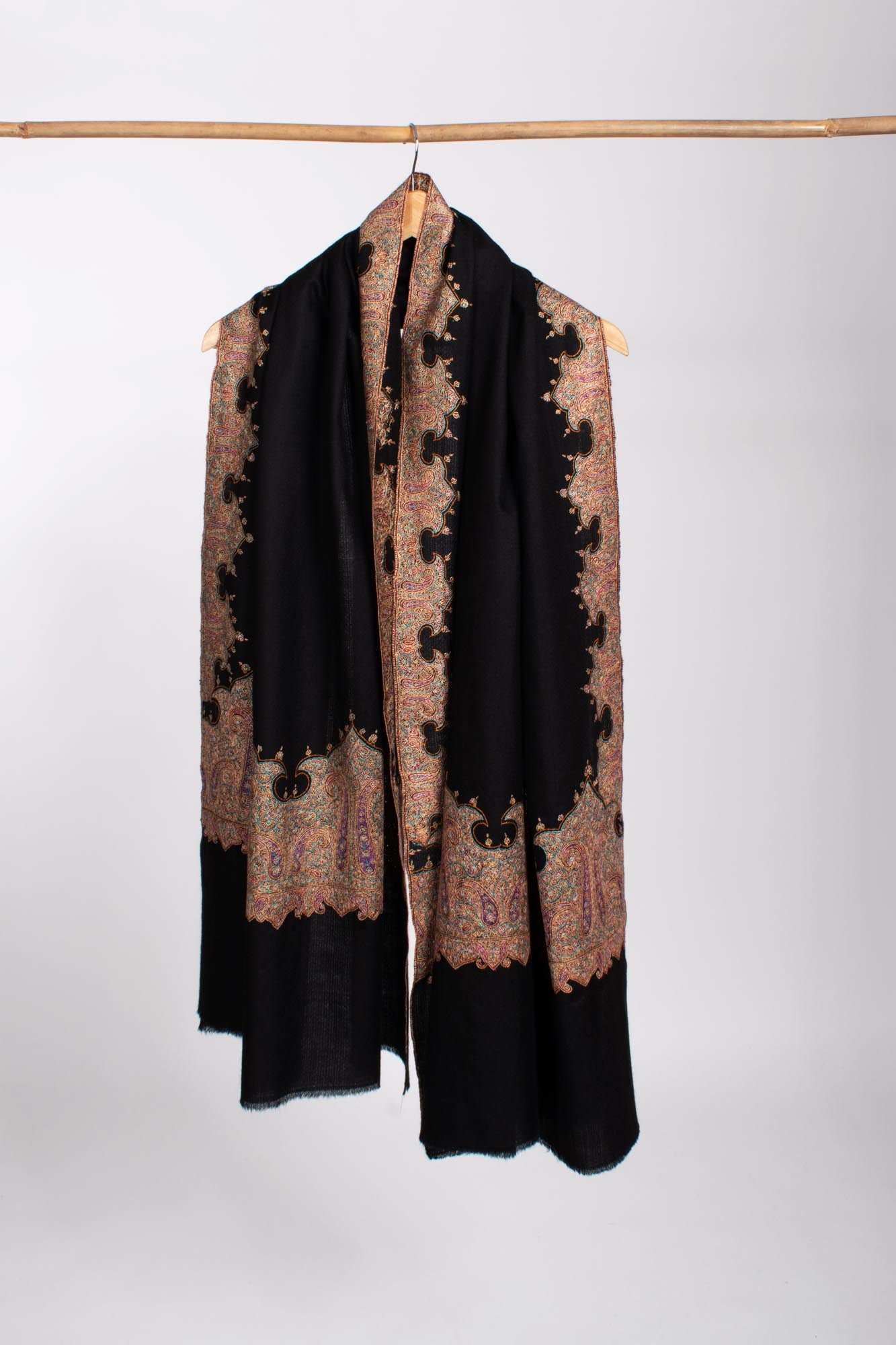 黑色Kalandaur Hand Sozni刺绣Pashmina Shawl -Amersham