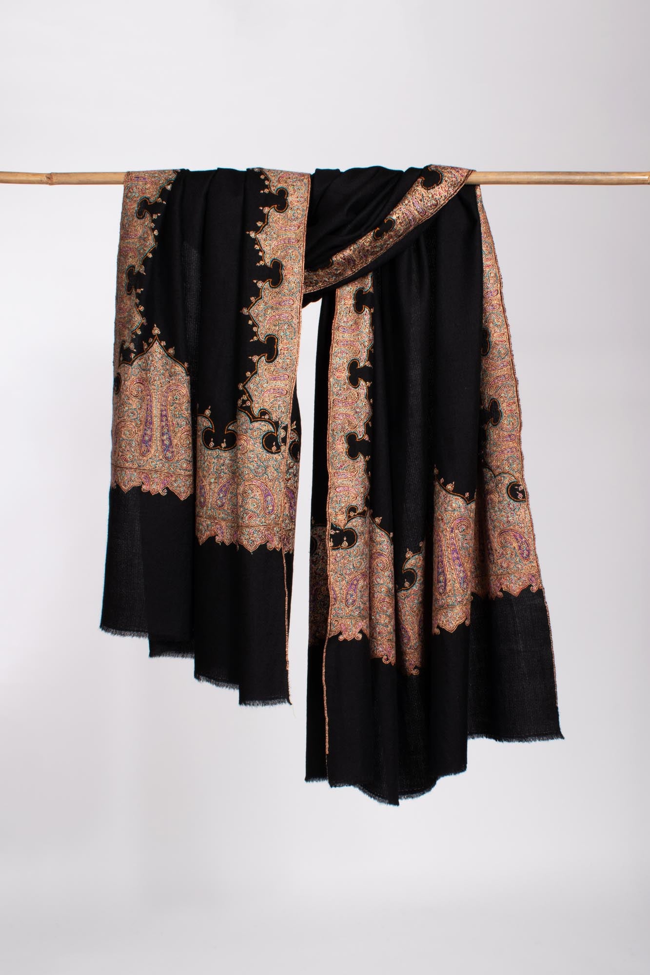 黑色Kalandaur Hand Sozni刺绣Pashmina Shawl -Amersham