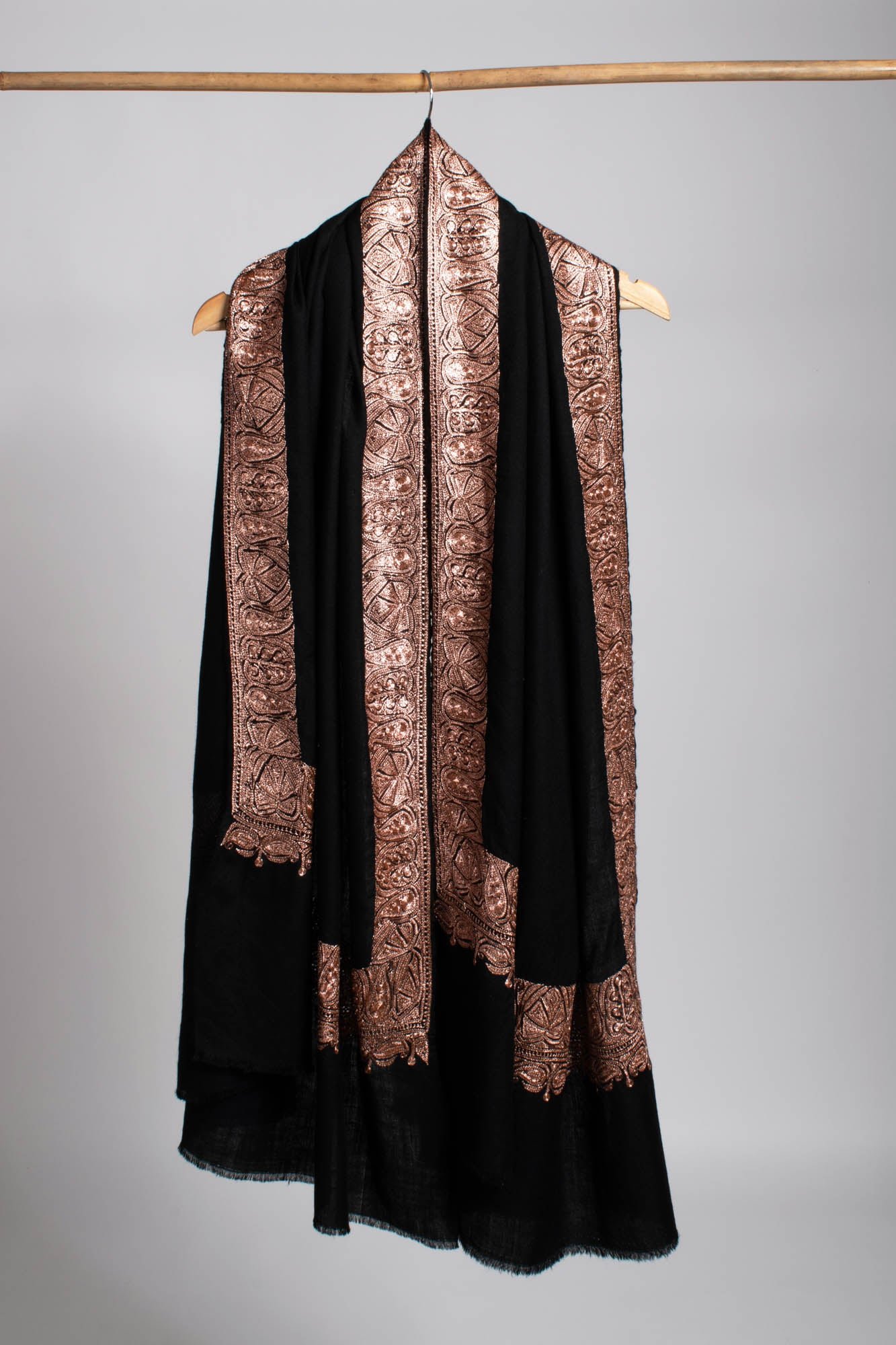 Kupferfarbener Tilla-bestickter schwarzer Pashmina-Schal – HALLSTATT