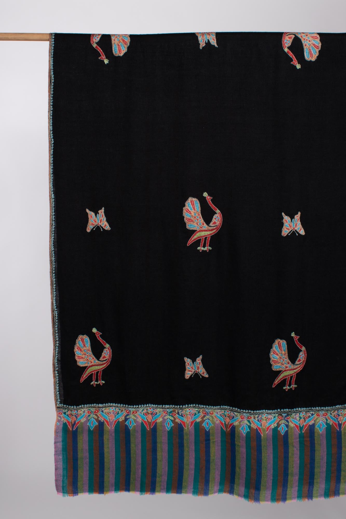 Schwarzer Pashmina-Schal mit tanzendem Pfau - BUNDI