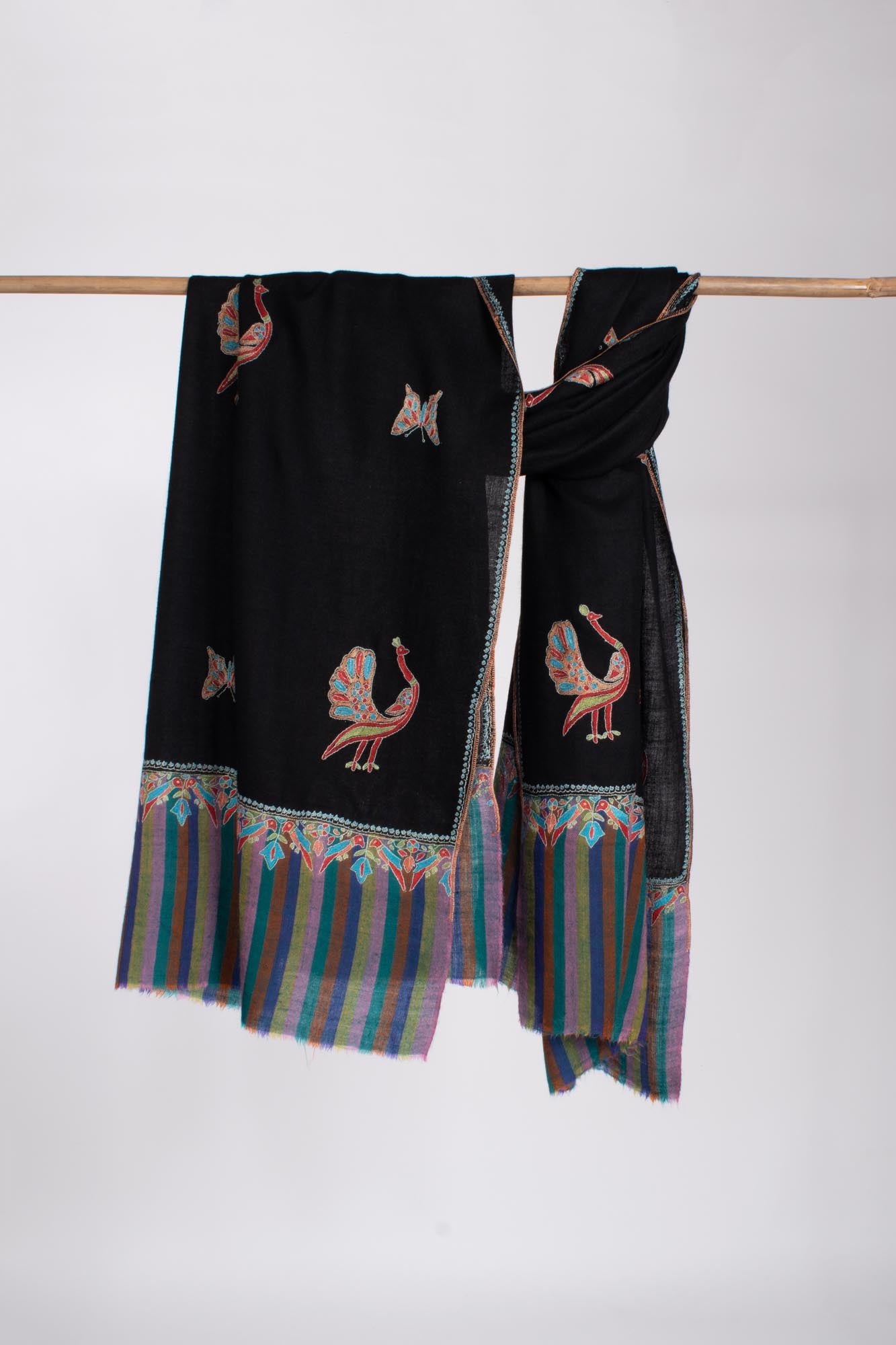 Schwarzer Pashmina-Schal mit tanzendem Pfau - BUNDI