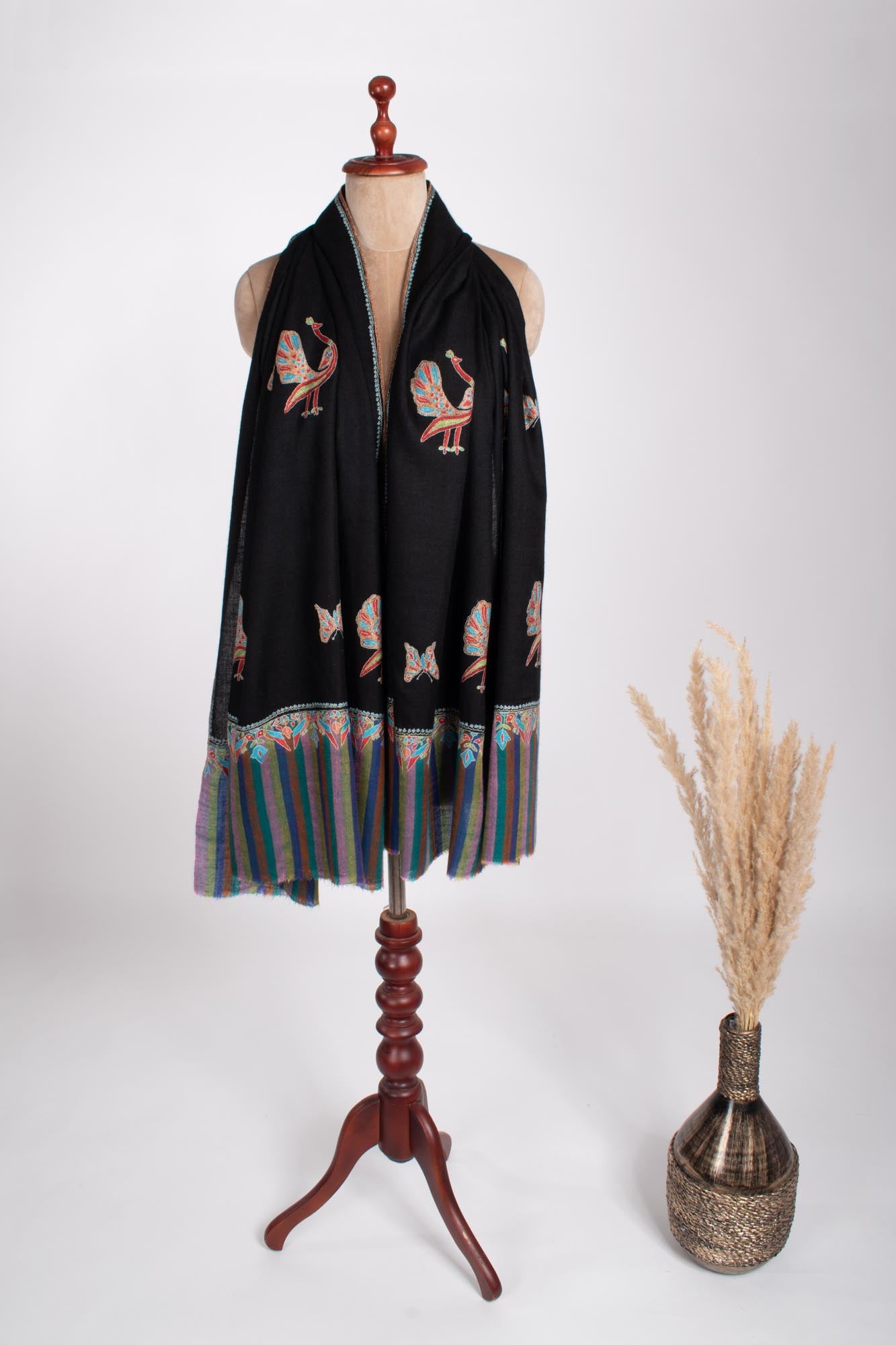 Schwarzer Pashmina-Schal mit tanzendem Pfau - BUNDI