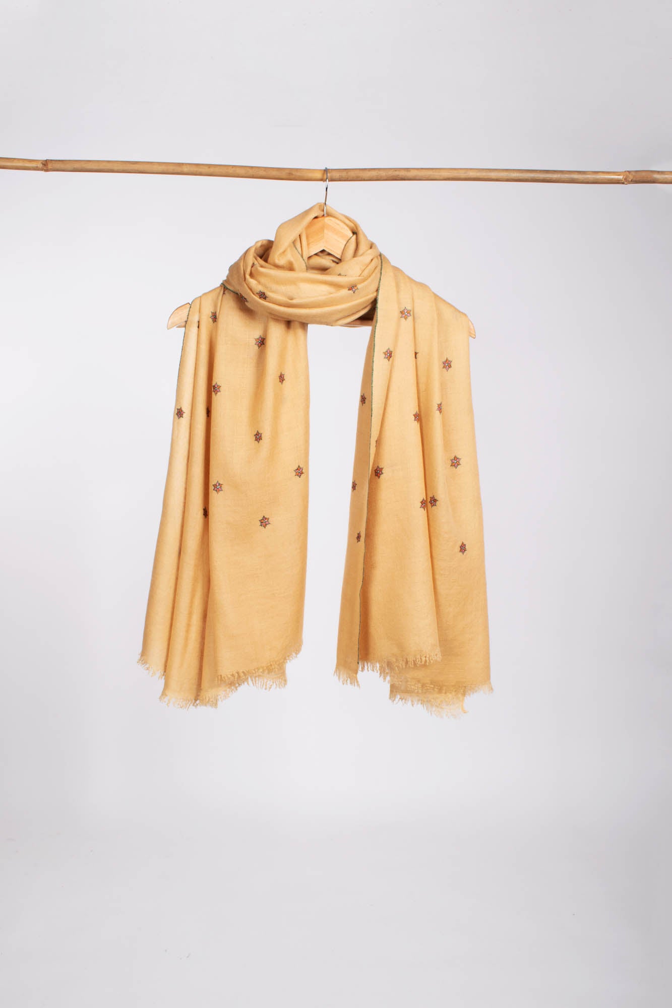 Goldfarbener, mit Sternen bestickter Pashmina-Schal mit minimalistischem Touch – ARCADIA