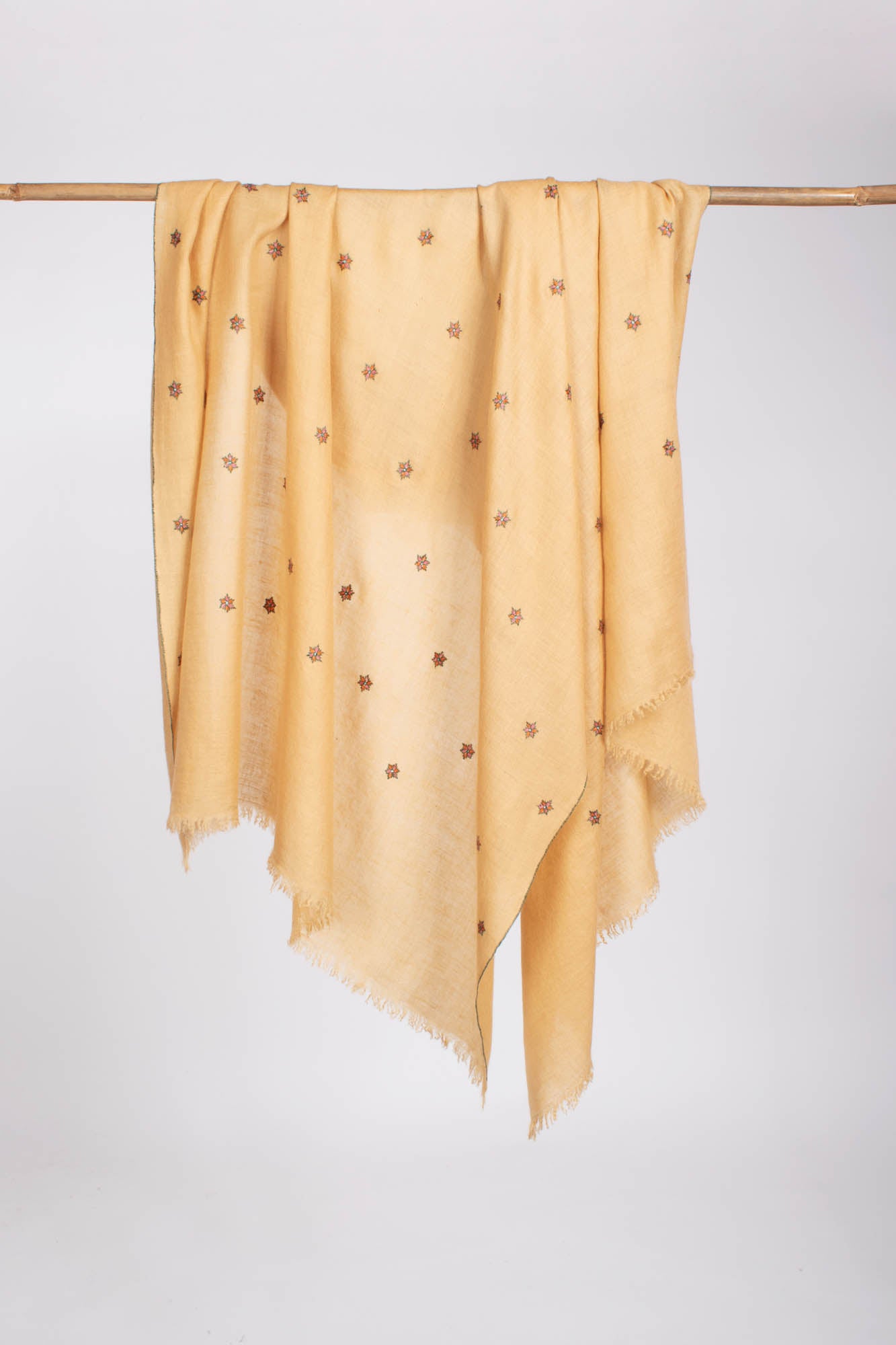 Goldfarbener, mit Sternen bestickter Pashmina-Schal mit minimalistischem Touch – ARCADIA