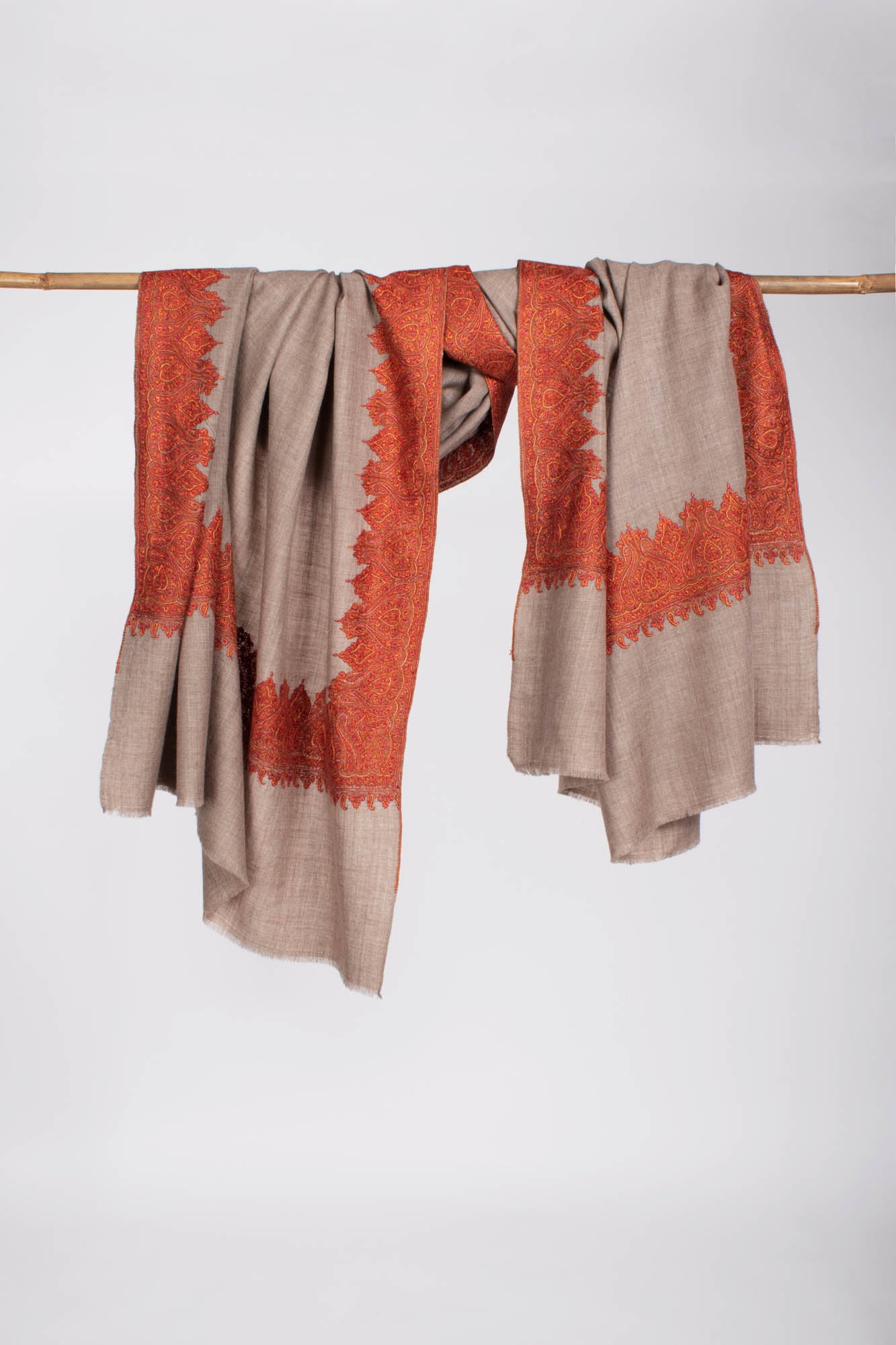 Grauer indischer Pashmina-Schal mit orangefarbener Stickerei