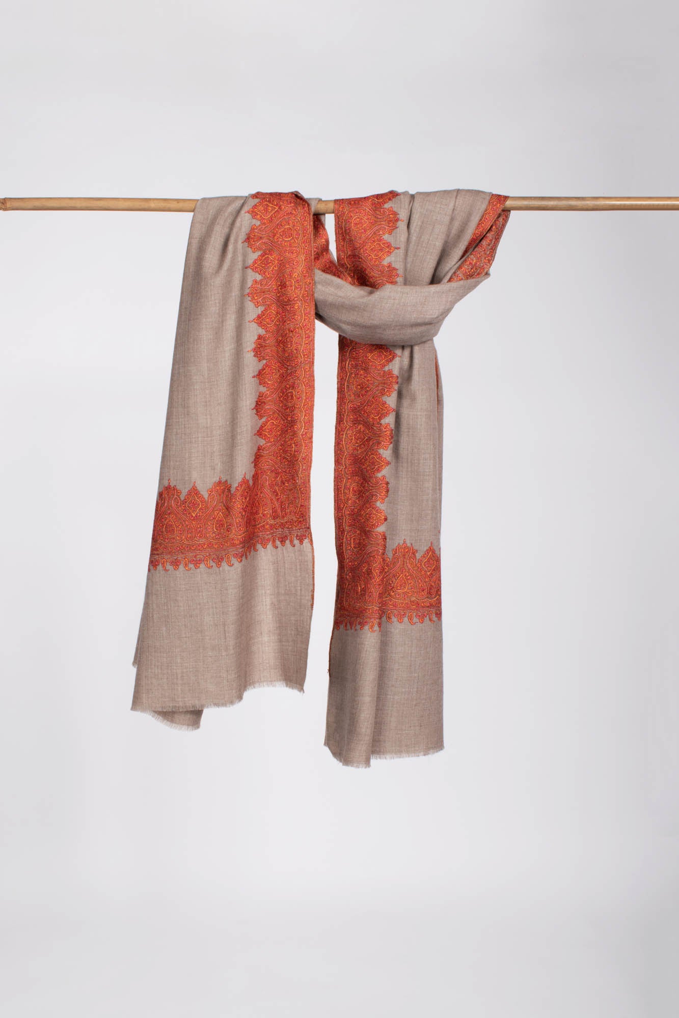 Grauer indischer Pashmina-Schal mit orangefarbener Stickerei