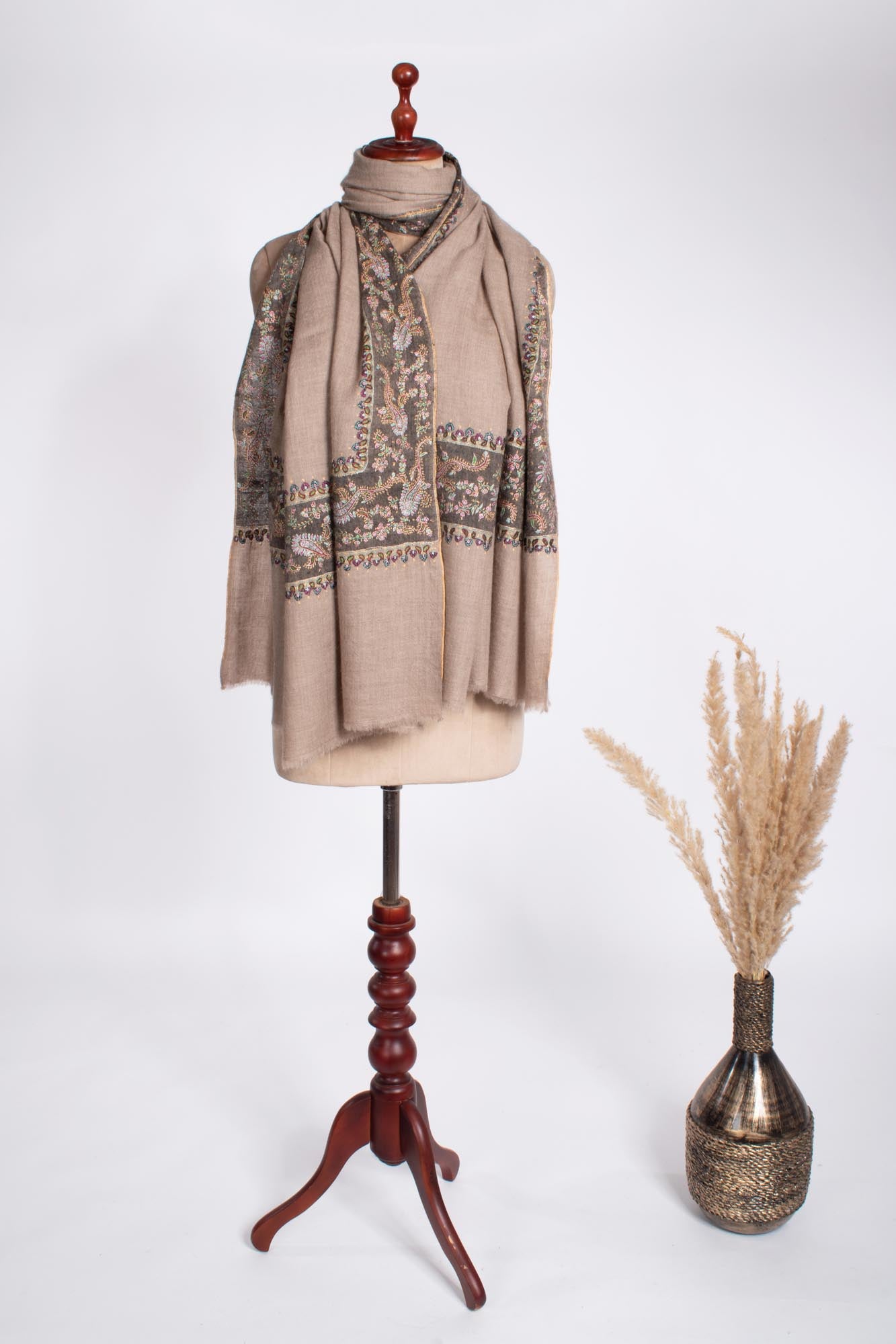 Grey Pashmina Shawl Adorned with Carbon Black Daur - ANNISTON