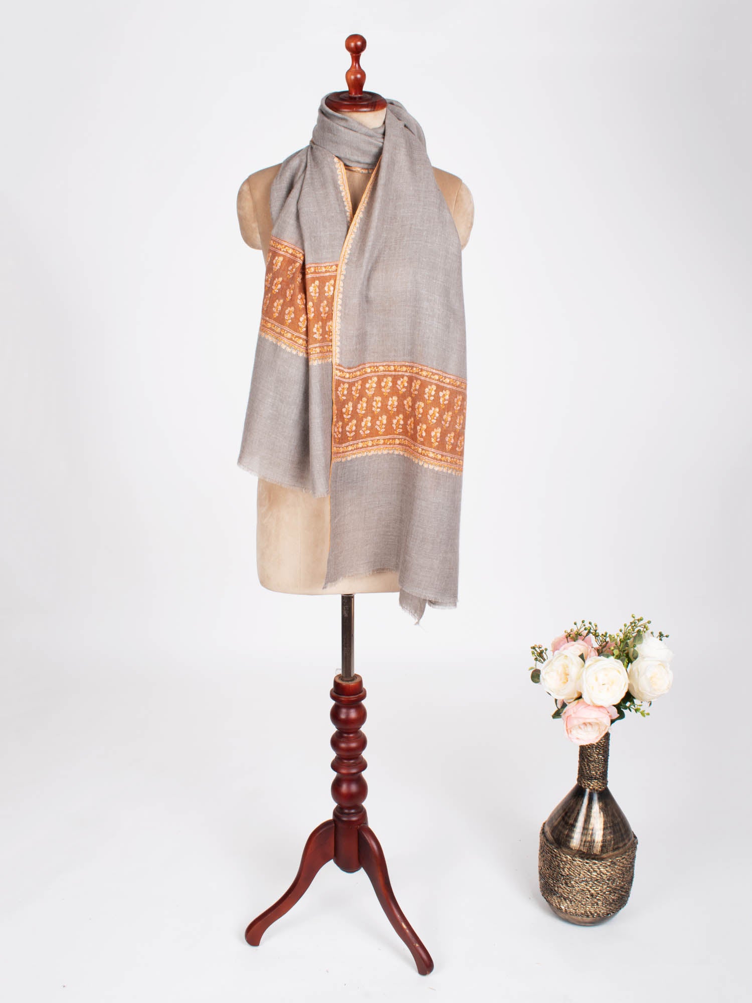 Splendido scialle in cashmere ricamato grigio e arancione - MARQUETTE