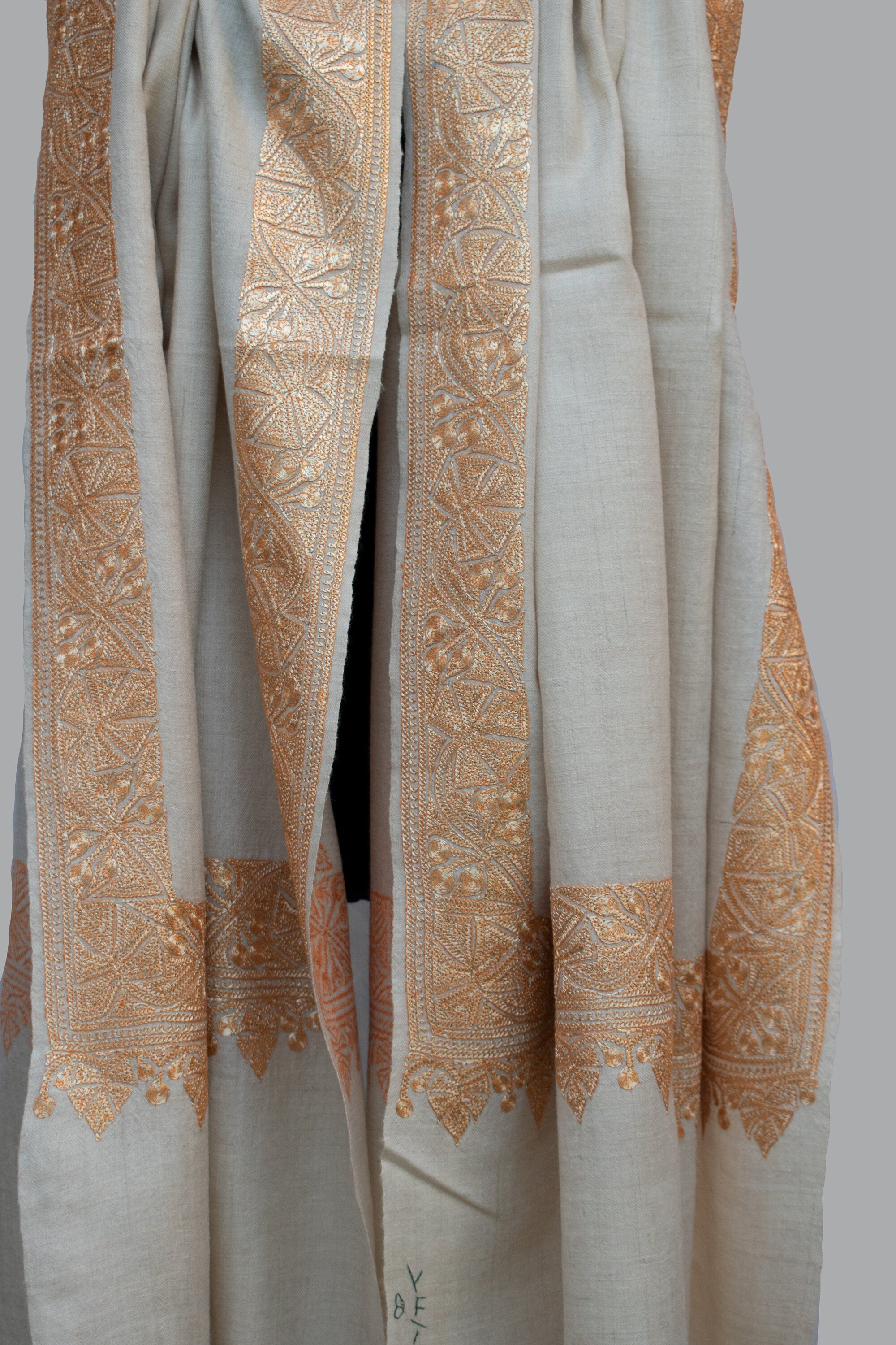 Handgefertigter Tilla/Zari (Metallic-Stickerei), reiner Pashmina/Kaschmir-Schal, handgewebt auf einem Handwebstuhl und handgestickt in Kaschmir, Luxus, Meisterwerk.