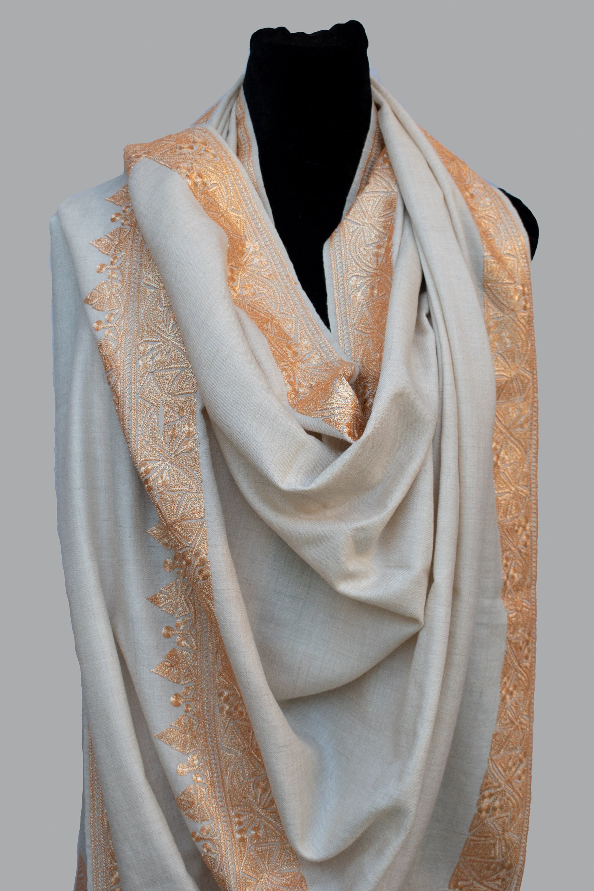 Handgefertigter Tilla/Zari (Metallic-Stickerei), reiner Pashmina/Kaschmir-Schal, handgewebt auf einem Handwebstuhl und handgestickt in Kaschmir, Luxus, Meisterwerk.