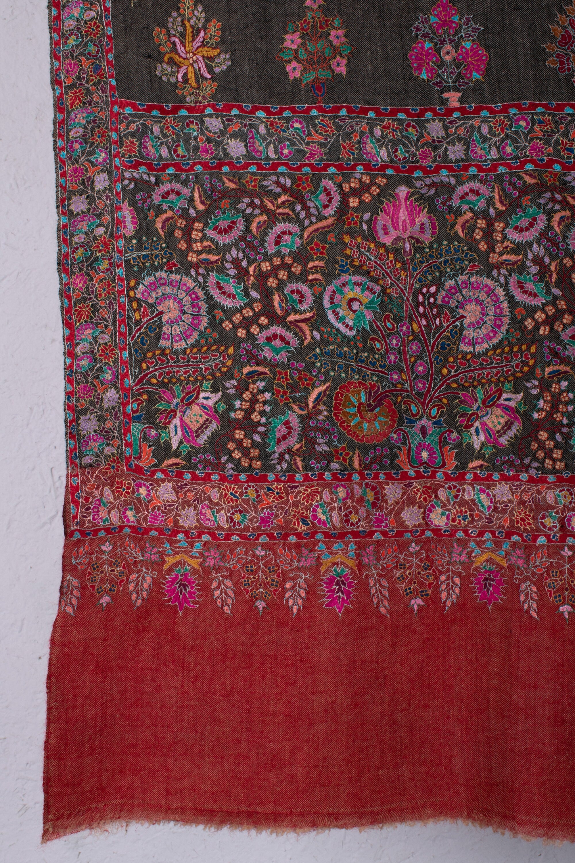 克什米尔·帕什米纳（Kashmiri Pashmina）披肩，豪华印度绣花包裹，红色和黑色，手工刺绣披肩，独家披肩，40x80”  - 子午线