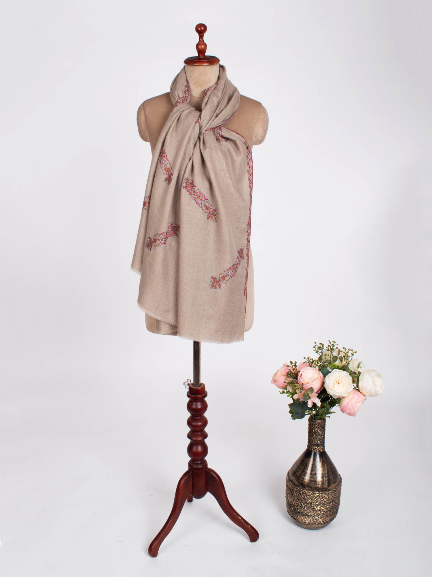 Scialle Pashmina grigio naturale con ricamo - MODESTO