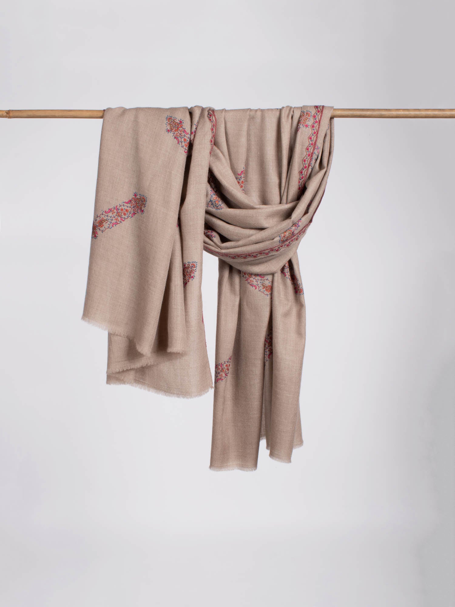 Scialle Pashmina grigio naturale con ricamo - MODESTO