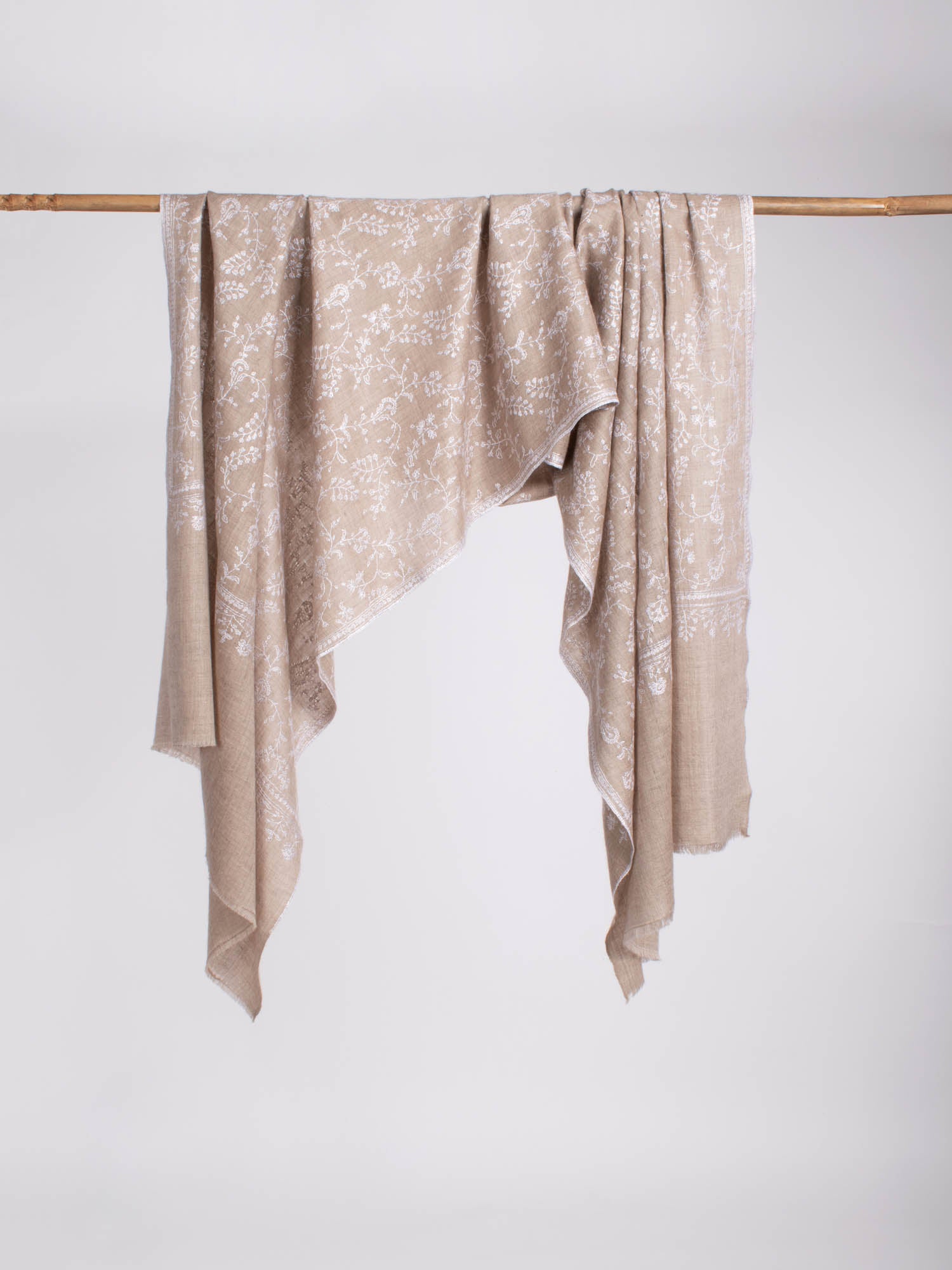 Stola in cashmere grigio naturale con ricamo bianco - WORLAND