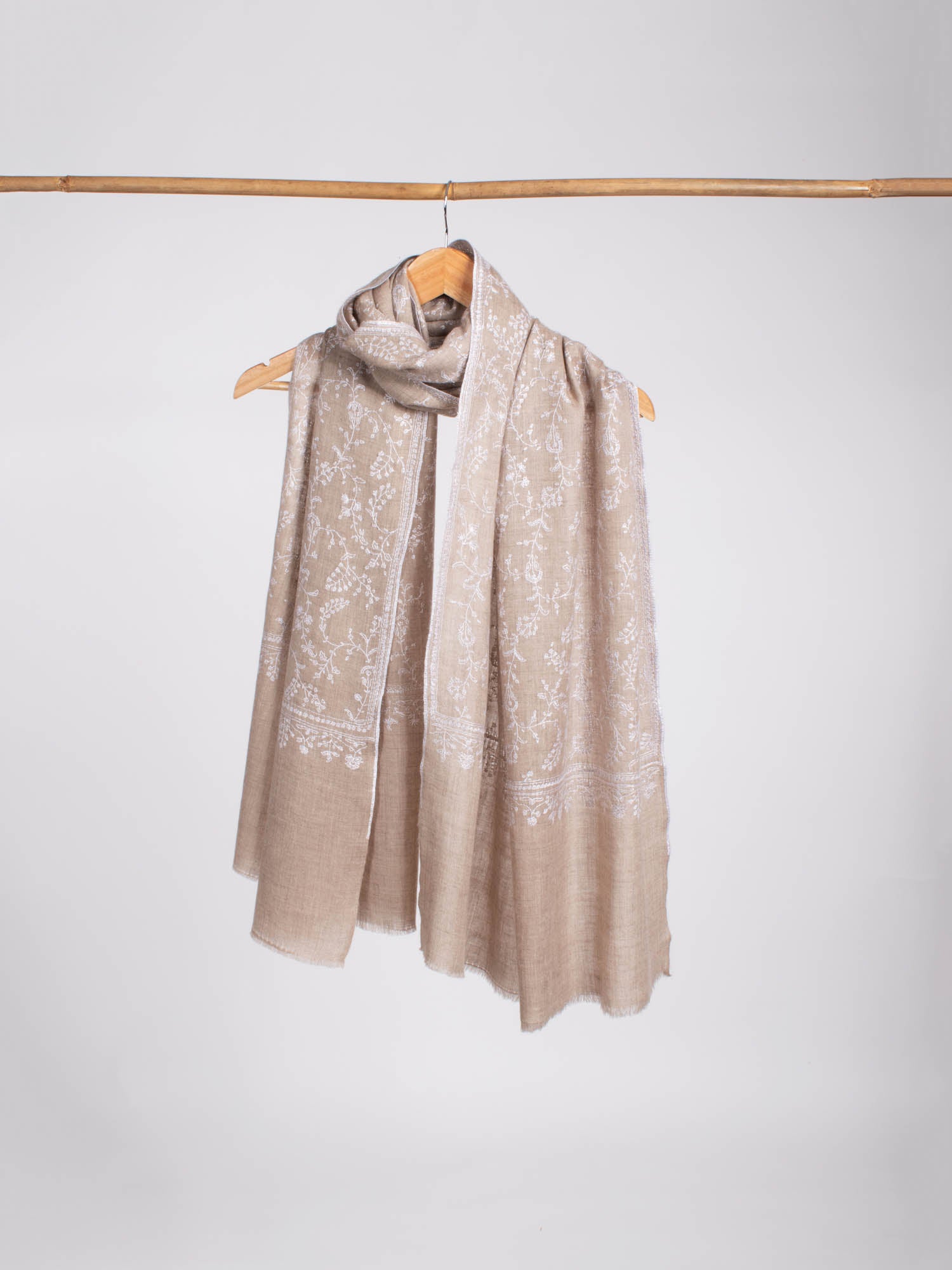 Stola in cashmere grigio naturale con ricamo bianco - WORLAND