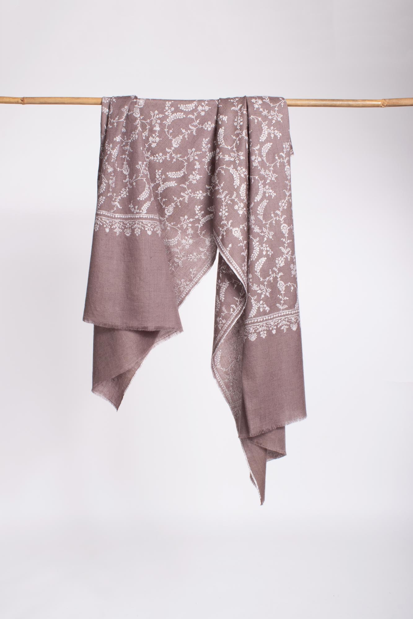 Oyster Grey Cashmere Broidered Stole - Pays de Galles