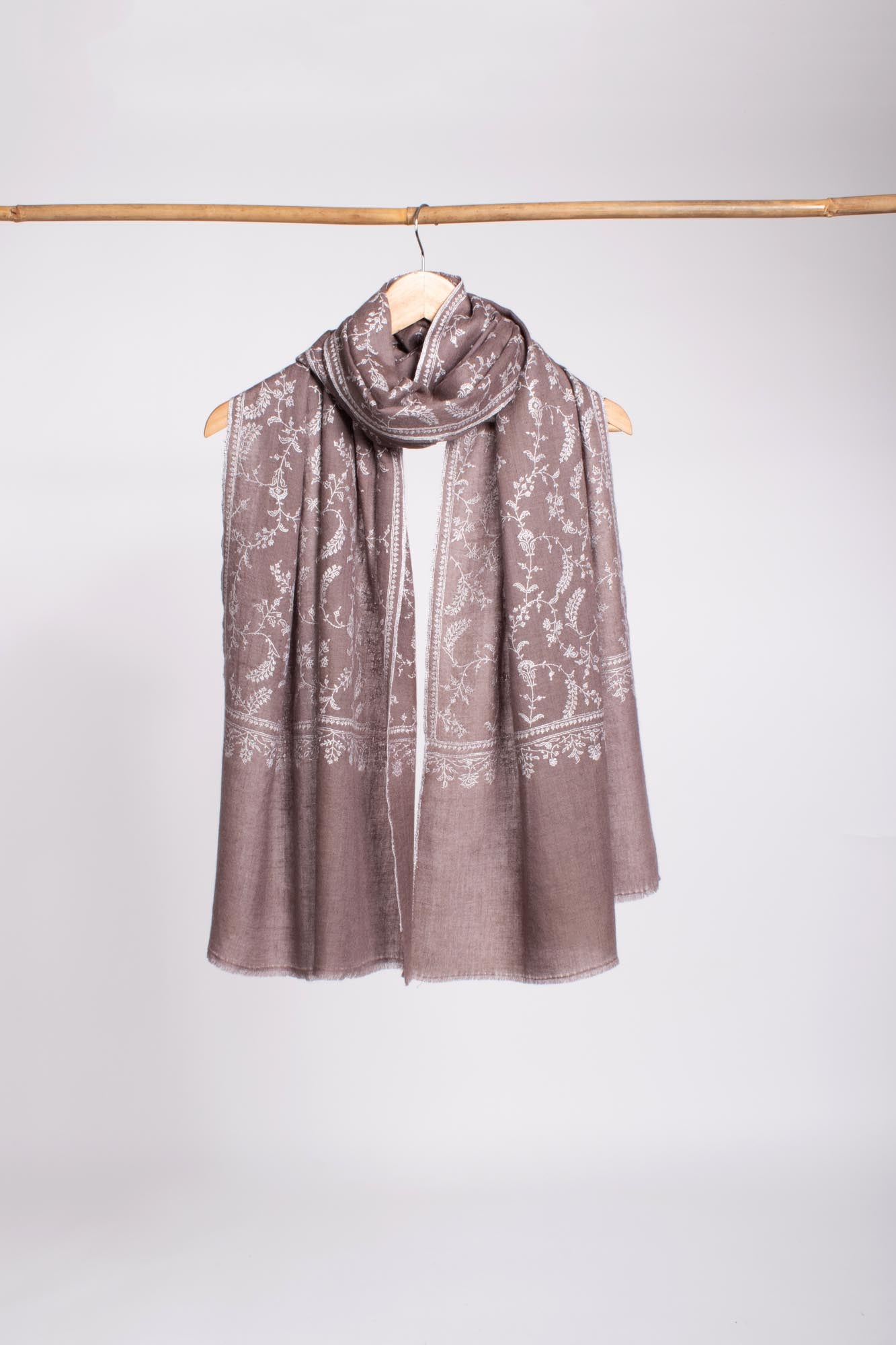 Oyster Grey Cashmere Broidered Stole - Pays de Galles