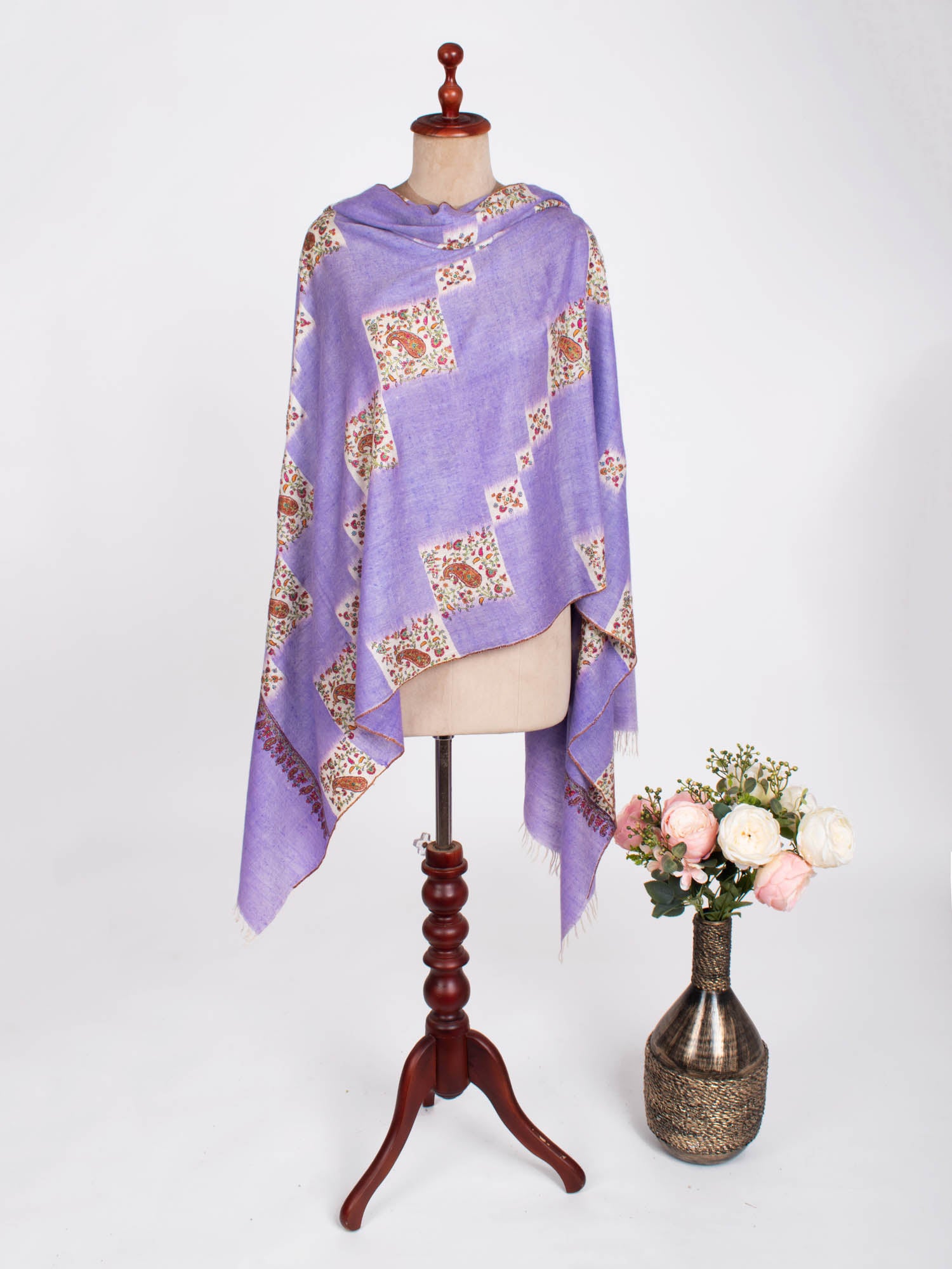 Minimalistic Sozni Embroidered Kashmiri Pashmina Shawl