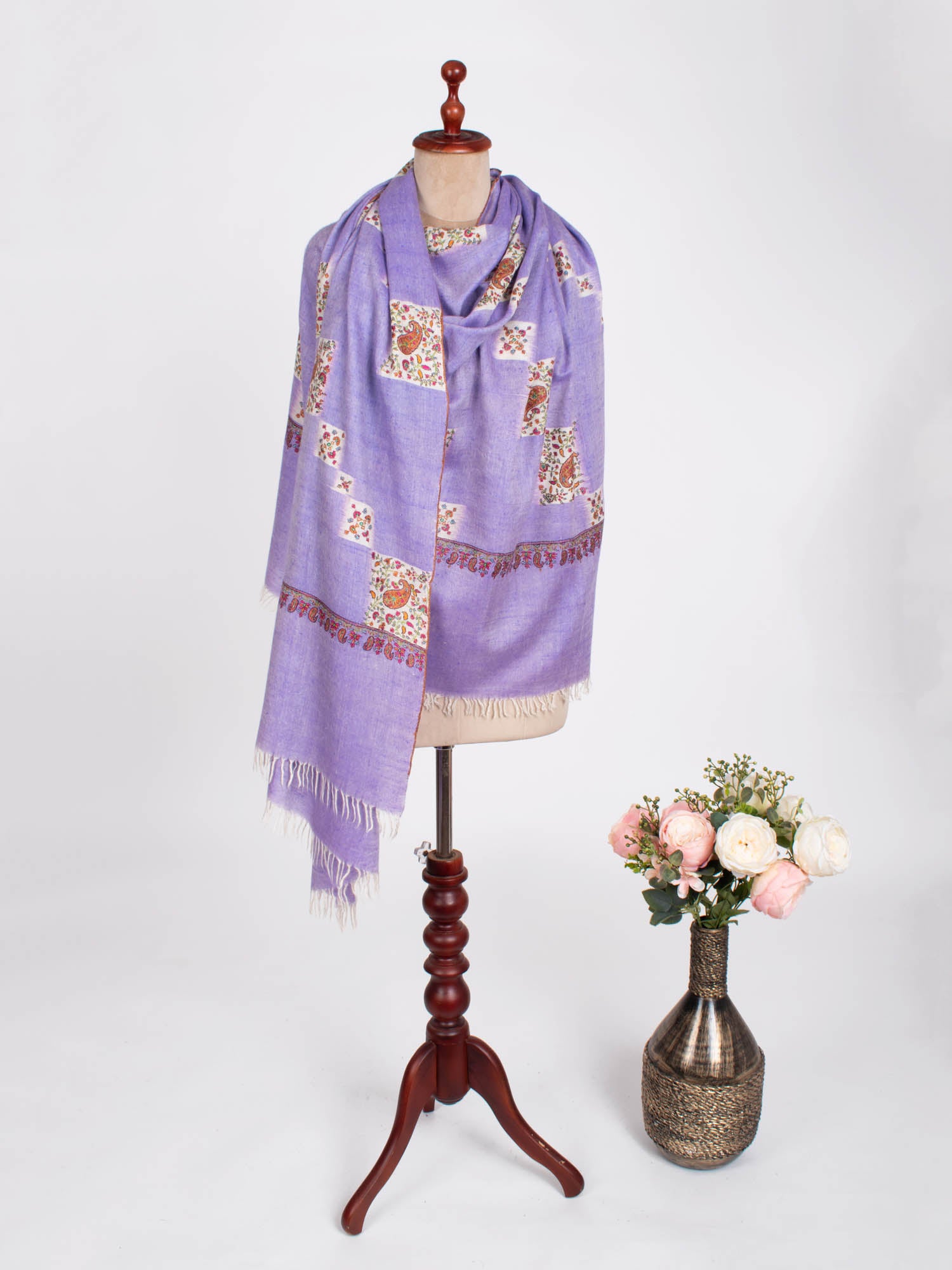 Minimalistic Sozni Embroidered Kashmiri Pashmina Shawl