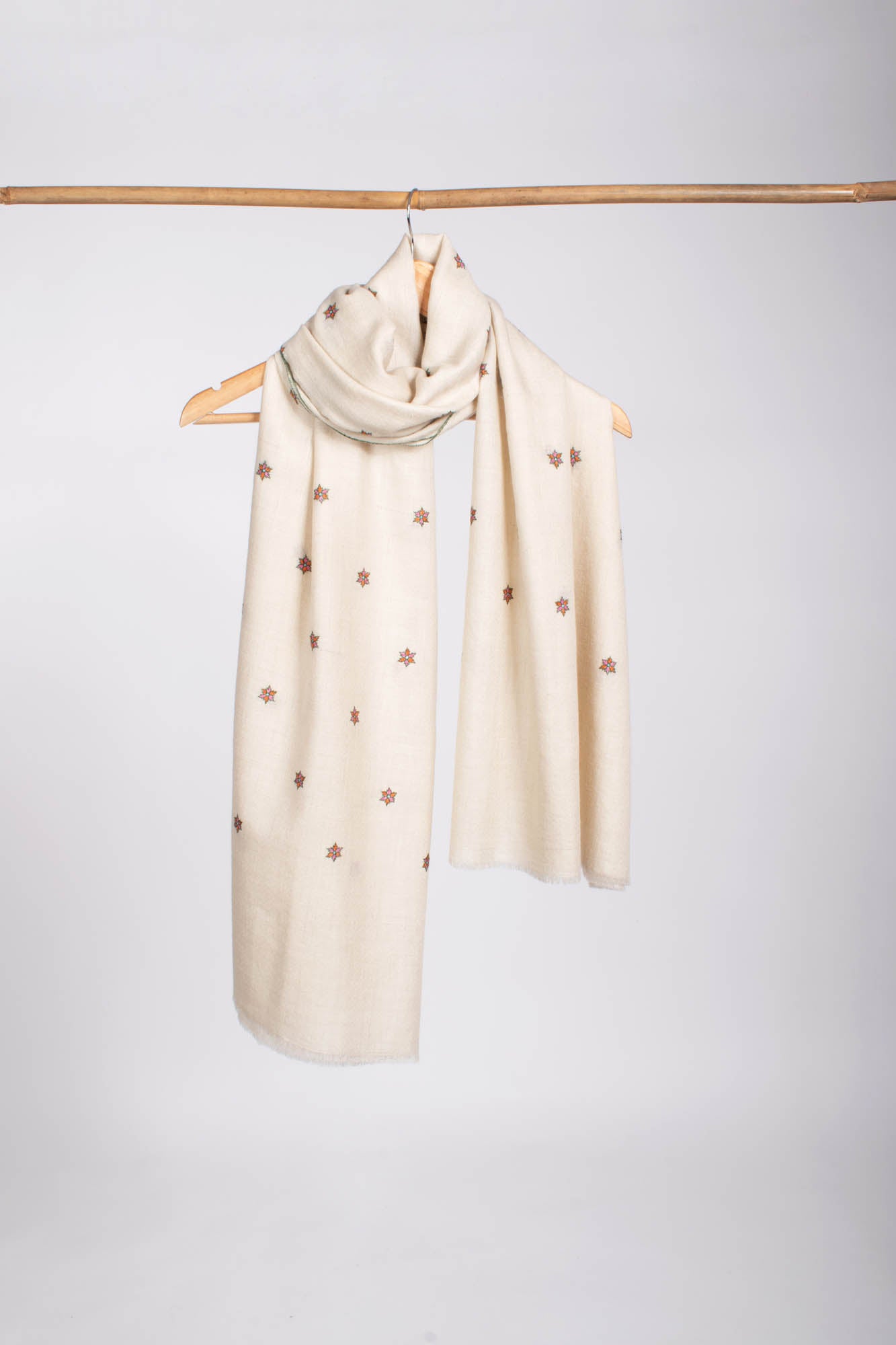 Stola in morbida pashmina ricamata minimalista con stella bianca - PANE